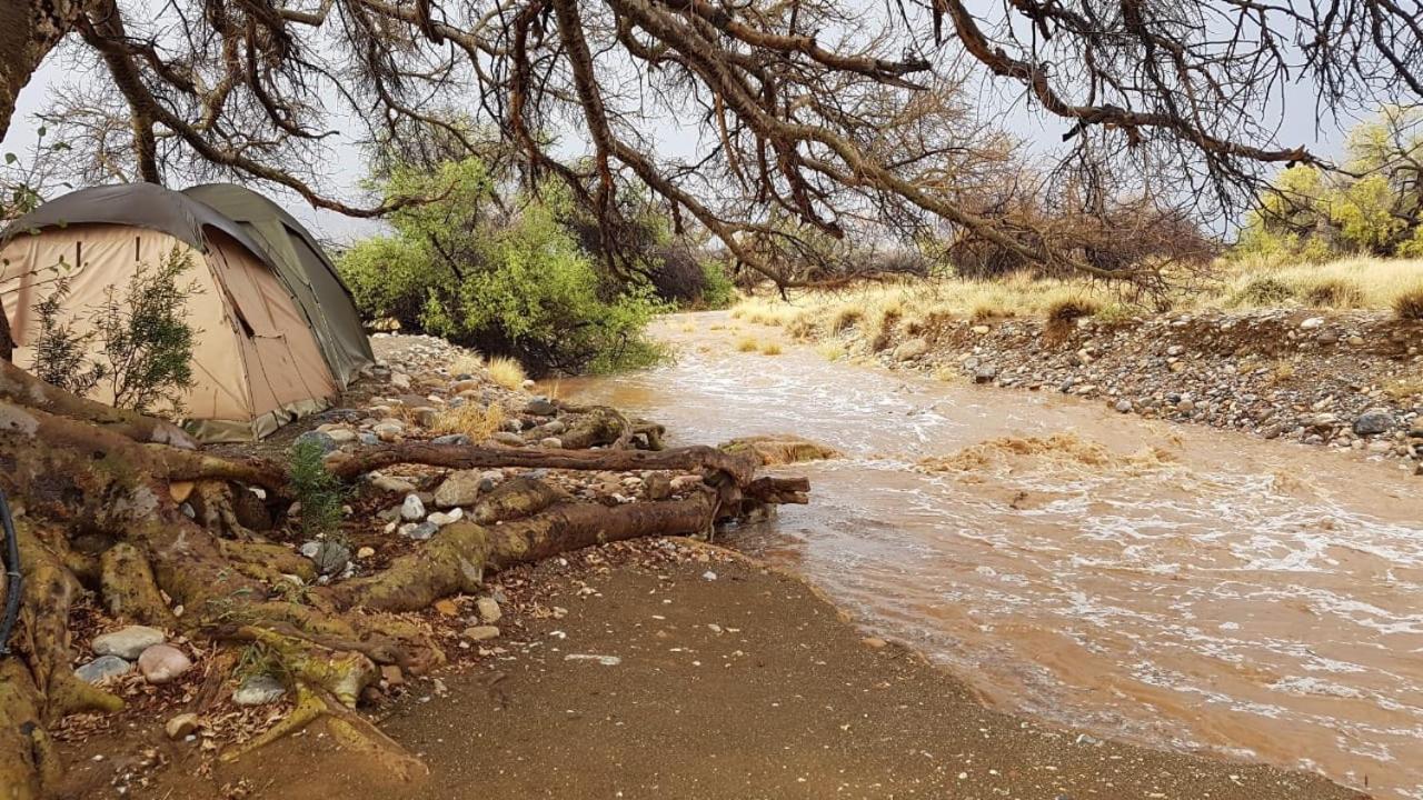 セスリエム Tsauchab River Campヴィラ エクステリア 写真